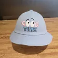 Hellblauer Kinder Fischerhut aus Baumwolle mit rosa Good Time Stickerei auf Holz - S / Blau