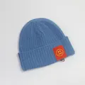 Blaue Baby Strickmütze mit rotem Aufnäher, Smiley-Motiv und 1250-Schriftzug - Einheitsgröße (48-52cm) / Denim-Blau