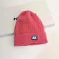Berretto in maglia a trecce rosa con toppa logo VE per calore e comfort invernali - Taglia unica (56-60cm) / Rosso Anguria