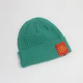 Dunkelgrüne Rippstrickmütze für Kinder mit rotem Smiley-Aufnäher und 1250er-Logo - Einheitsgröße (48-52cm) / Sattes Grün