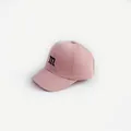 Roze kinderhonkbalpet met zwarte m-letter borduursel en een voorgebogen gebogen rand - Roze