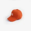 Levendige oranje honkbalpet voor kinderen met wit geborduurde letter m op de voorkant - Oranje