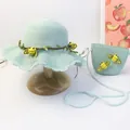 Green wave-brim straw sun hat and matching bee crossbody bag for children - Kids Set / Green