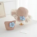 Detail von rosa Strohhut und passender Tasche mit Spitzenkante und blauen Blumen - Blaue Inselblume - Rosa