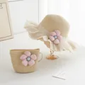 Detail von Kinder Strohhut und passender Tasche mit rosa Blumen und Tüllbesatz - Rosa Inselblume - Beige