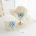 Detailansicht Strohhut und Tasche mit hellblauen Blumenmotiven für kleine Mädchen - Blaue Inselblume - Cremeweiß
