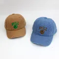 Detailansicht der Teddy-Fleece-Baseballkappen mit Smile-Stickerei in Blau und Braun - S / Camel