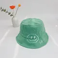 Dettaglio cappello alla pescatora verde menta in cotone con ricamo smile e bordi sfrangiati - S(50cm) / Verde