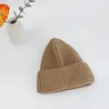 Dettaglio del berretto in maglia a coste kaki con risvolto spesso su sfondo bianco - Taglia unica / Caffè