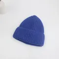 Gros plan sur la maille côtelée épaisse d'un bonnet d'hiver bleu vif surdimensionné - Bleu royal