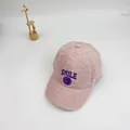 Detailansicht der rosa Teddy-Fleece-Kappe mit lila SMILE-Stickerei und Smiley-Symbol - S / Rosa