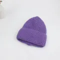 Gros plan détaillé du bonnet en maille épaisse violette avec bordure roulée - Violet