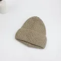 Gros plan détaillé du bonnet en maille côtelée kaki montrant la texture épaisse et les coutures - Couleur Avoine