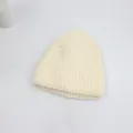 Vue détaillée du bonnet en maille crème avec texture côtelée et bord replié large - Milky blanc