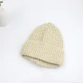 Gros plan sur la maille épaisse beige et le revers de ce bonnet d'hiver chaud - Poche zippée