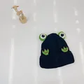 Detail der schwarzen Frosch-Strickmütze mit grüner Pfotenstickerei und Rippstruktur - S(49-54cm) / Schwarz