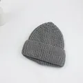 Détail de la maille grise épaisse et du revers côtelé de ce bonnet d'hiver chaud - Gris