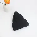 Klassische schwarze Rippstrickmütze mit dickem Umschlag für Winterwärme - Einheitsgröße / Schwarz