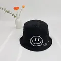 Dettaglio di un cappello da pescatore in tela nera con ricamo a sorriso e bordi sfrangiati - S(50cm) / Nero