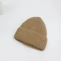 Gros plan du bonnet marron épais en maille montrant la texture côtelée et le bord replié - Kaki Foncé