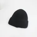 Détail de la texture en maille côtelée épaisse de ce bonnet d'hiver noir chaud pour femme - Noir