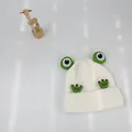 Detailansicht der weißen Baby-Strickmütze mit 3D-Froschaugen und Good-Stickerei - S(49-54cm) / Weiß