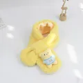 Détail d'une écharpe en peluche jaune ornée d'un ours mignon avec broderie de la lettre M - Jaune