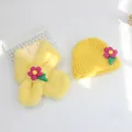 Gelbes Kinder-Set aus Strickmütze und Fleece-Schal mit rosa Blumenverzierung für Winter - Mütze Und Schal Set / Gelb