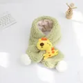 Dettaglio della sciarpa in peluche verde per bambini con giraffa e pompon bianchi - Verde