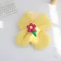 Detail eines gelben Plüschschals mit einer rosa Zierblume für Kinder im Winter - Einzelner Schal / Gelb