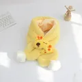 Dettaglio sciarpa di peluche gialla per bambini con giraffa e pompon bianchi - Giallo