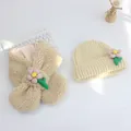 Flachbild von cremefarbener Strickmütze und Plüschschal-Set mit 3D-Blumen für Mädchen - Mütze Und Schal Set / Khaki