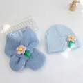 Nahaufnahme von hellblauem Strickmützen- und Plüschschal-Set mit rosa Blumen-Details - Mütze Und Schal Set / Himmelblau