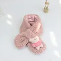 Détail de l'écharpe rose en peluche avec ours en 3D, broderie M et texture douce et chaude - Rose