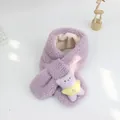 Gros plan sur l'écharpe en peluche violet clair avec ours mignon et fente de maintien - Mauve Clair