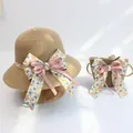 Detail von Mädchen Strohhut und Tasche mit Blumenband und rosa Schleife für Sommer - Einzelner Reißverschlussbeutel (14*12cm) / Blumenschleife-Khaki