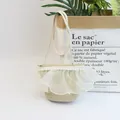 Detail einer beigen Strohtasche mit weißem Netz-Spitzenbesatz und Perlen für Mädchen - Kinder S (52cm) / Beige Tasche
