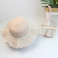 Detail von rosa Strohhut und passender Tasche mit weißer Spitze und Perlenakzenten - Kinder S (52cm) / Rosa Hut Und Tasche