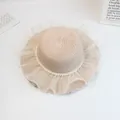 Detailaufnahme der Strohflechtung mit eleganten Perlen und beigefarbener Spitze - Kinder S (52cm) / Rosa Einzelhut