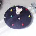 Boina de lana azul oscuro hecha a mano con conejo de peluche 3D y pompones de colores - Azul marino