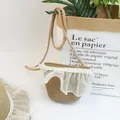 Detail von Strohhut und Tasche mit weißem Spitzenbesatz und Perlenverzierung - Kinder S (52cm) / Khaki Klein
