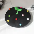 Boina de lana negra hecha a mano para niña con puntos coloridos y un brote verde tierno - Negro