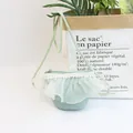 Nahaufnahme einer mintgrünen Stricktasche mit weißer Spitzendecke und Reißverschluss - Kinder S (52cm) / Grün Tasche