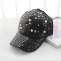 Atmungsaktive schwarze Mesh-Kappe mit Pailletten, bunten Straßsteinen und Perlen - Schwarz