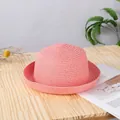 Cappello di paglia intrecciata rosa con cupola rotonda su un tavolo in legno - Rosso anguria