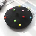 Klassische schwarze Wollbaske für Kinder mit bunten Pompons und weicher Textur - S Kinder (48-52cm) / Schwarz
