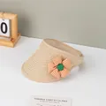 Detalle de visera de paja beige con flor de cuadros naranjas y textura de tejido trenzado - Tamaño para Niños / Flor De Cuadros Naranja-Beige