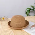Dettaglio di un cappello di paglia marrone con trama intrecciata su tavolo in legno - Bambini S (52cm) / Kaki