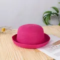 Dettaglio della trama di un cappello di paglia rosso rosa con tesa arrotolata per l'estate - Rosso rosa
