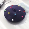 Dunkelviolette Wollbaske für Kinder mit bunten Pompons für einen süßen Herbstlook - Marineblau